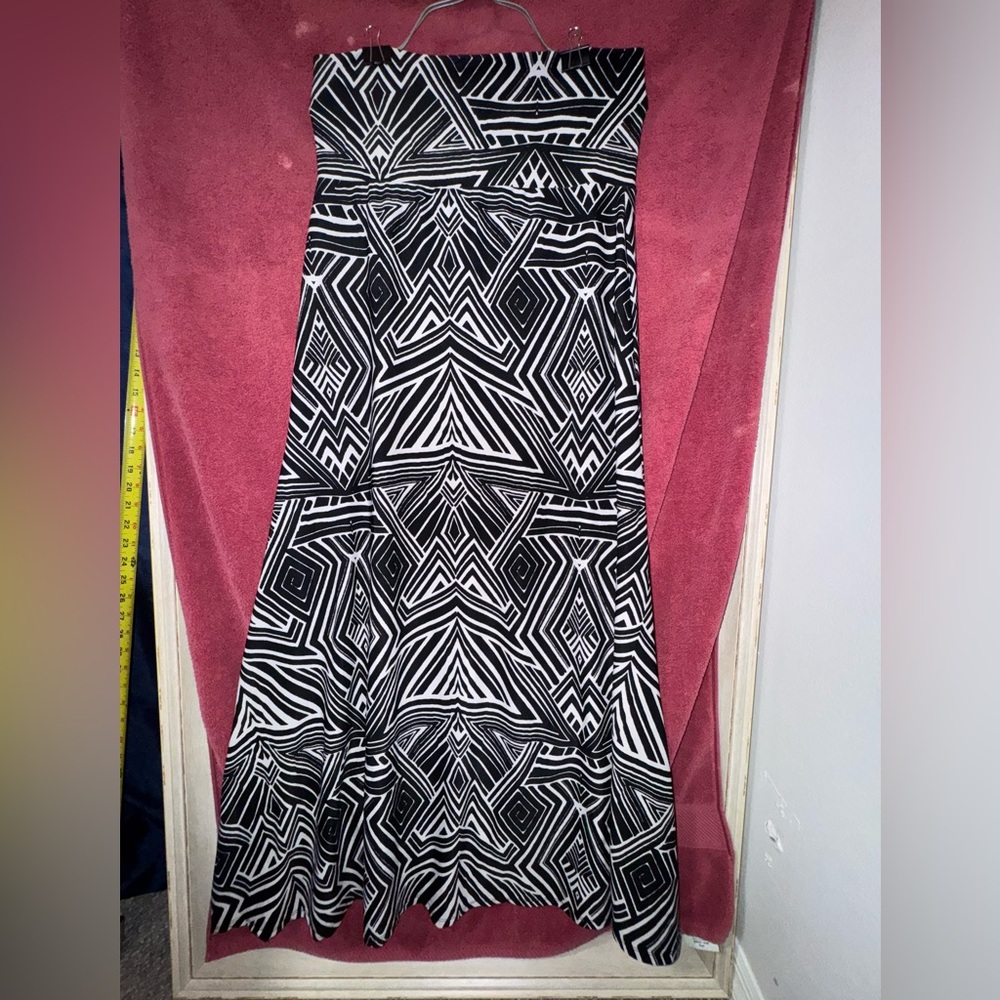 Chic Black and White Geometric Maxi Dress